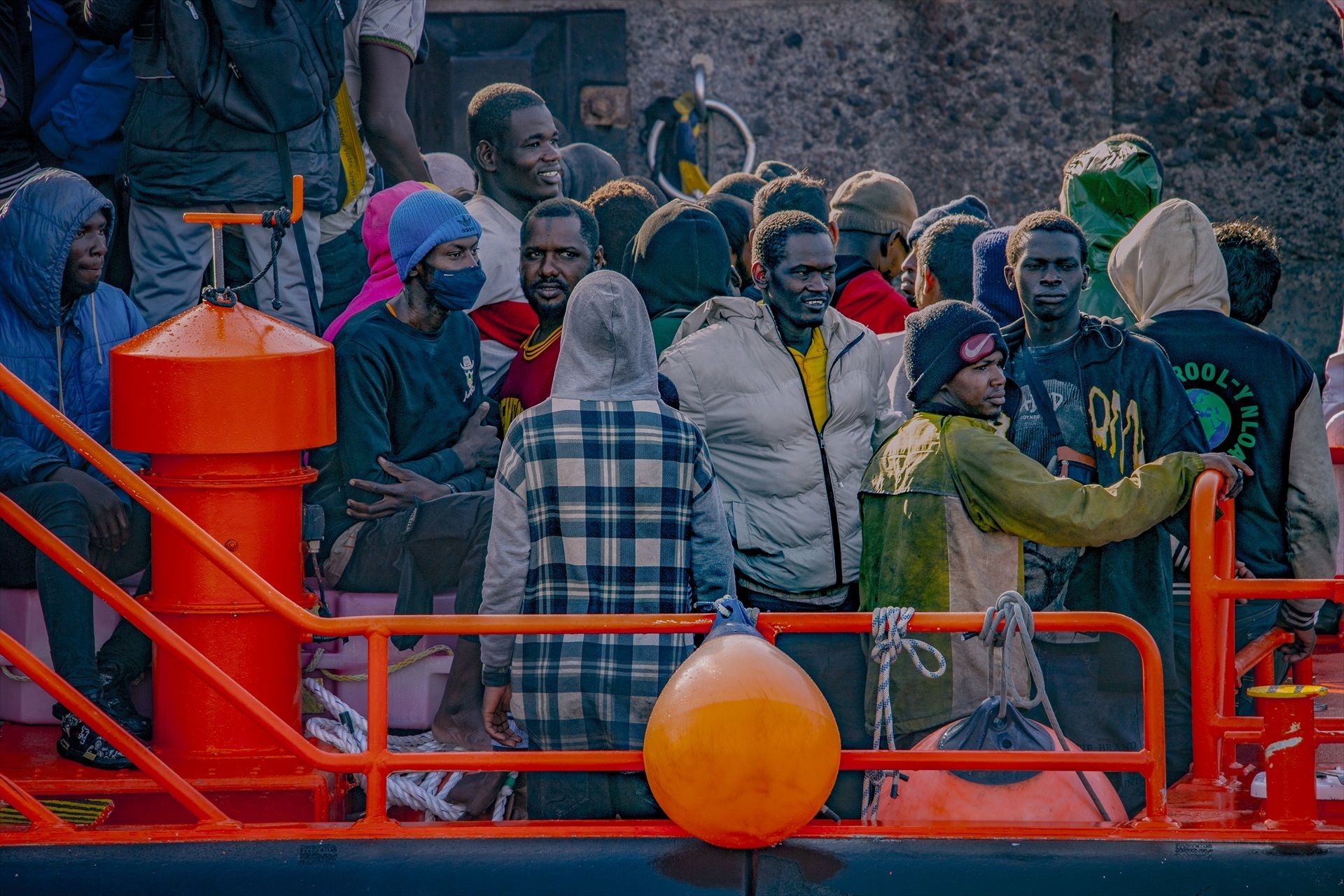 Una lancha de Salvamento Marítimo tras el rescate de un cayuco a su llegada al Puerto de la Restinga, a 3 de diciembre de 2024, en El Hierro. Foto: Europa Press / Antonio Sempere.