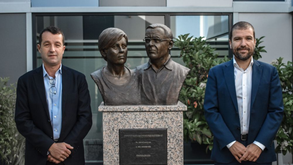 Los hermanos Escribano junto a los bustos de sus padres. Los hermanos Escribano junto a los bustos de sus padres.