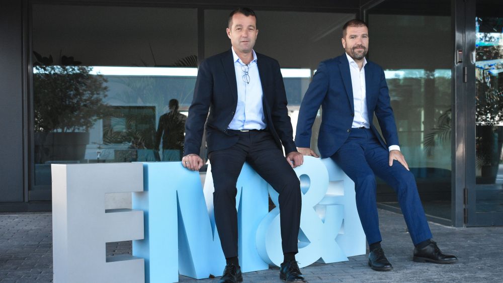 Los hermanos Escribano, Angel y Javier, en la entrada de su sede en Alcalá de Henares. Los hermanos Escribano, Angel y Javier, en la entrada de su sede en Alcalá de Henares.