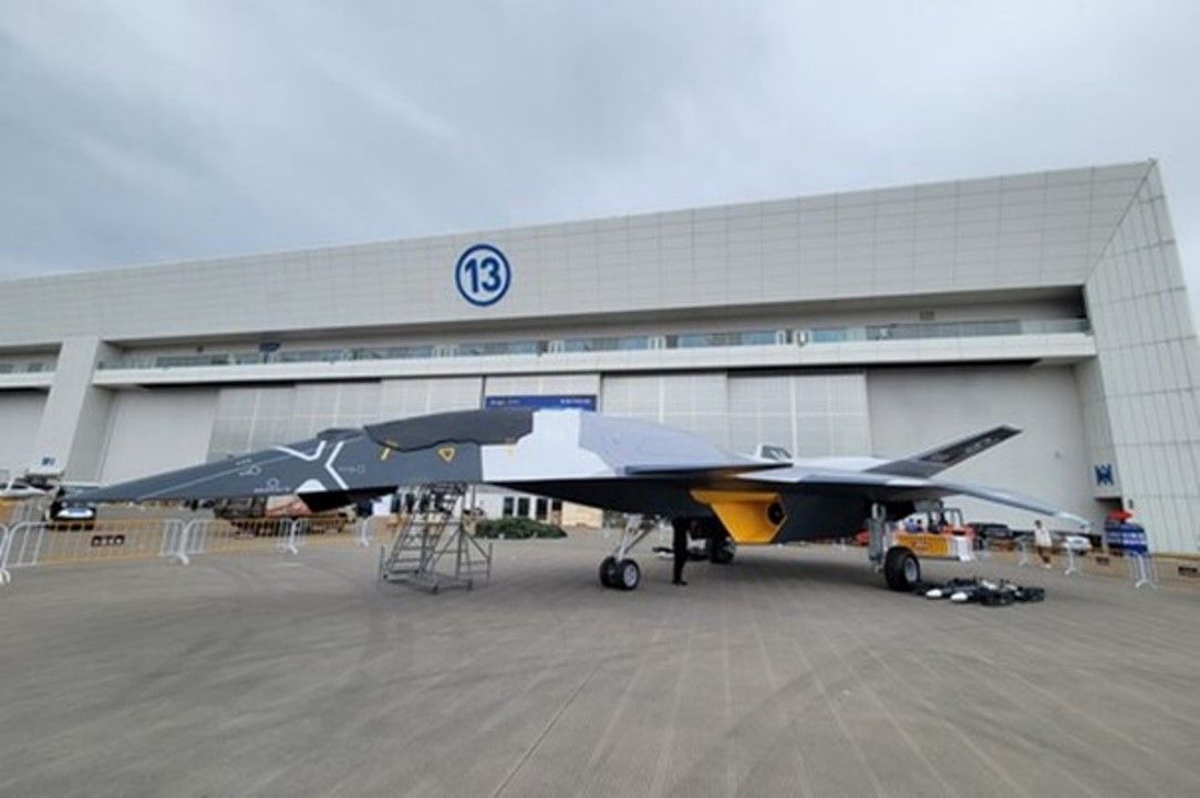 Maqueta del nuevo avión furtivo de sexta generación de China, el "Emperador Blanco", en el Salón Aeronáutico de Zhuhai.