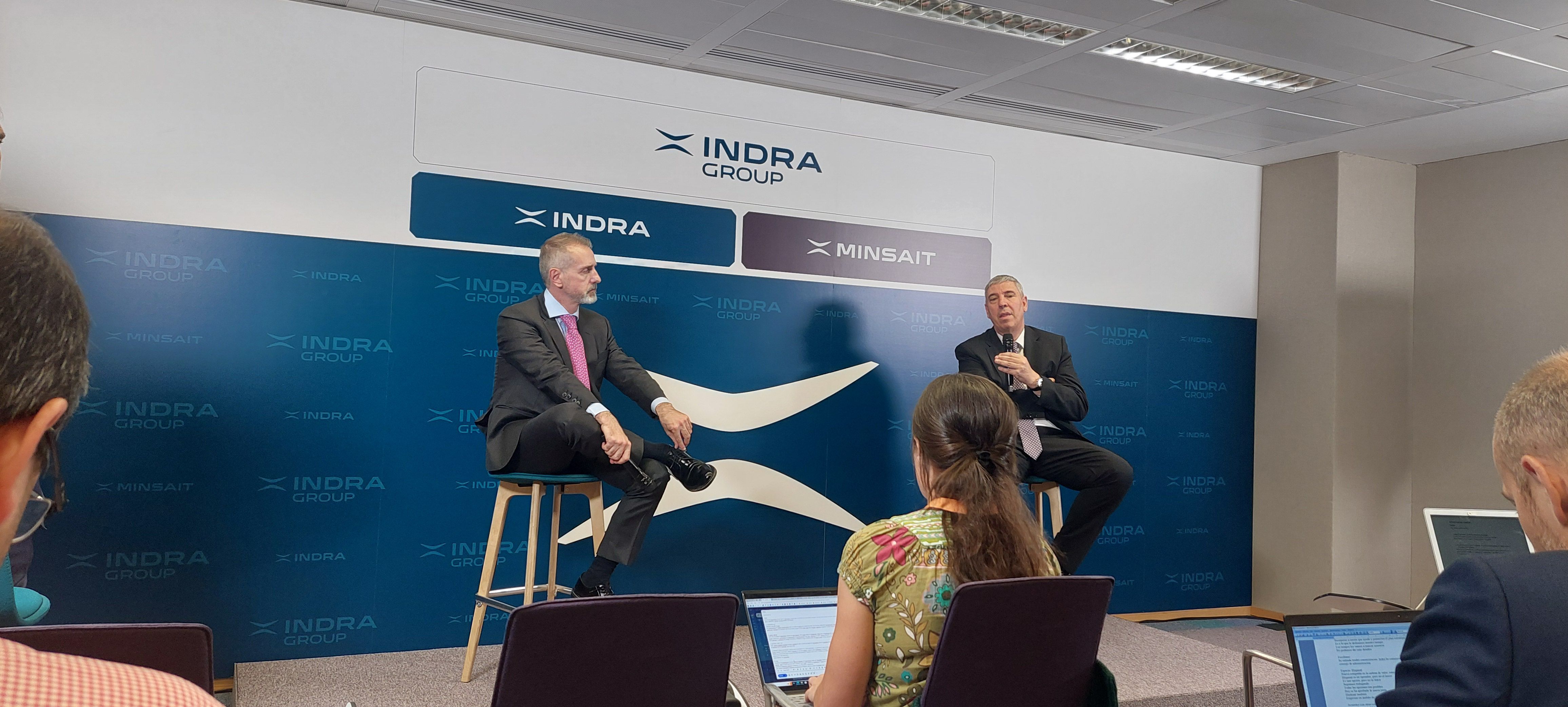 Marc Murtra y José Vicente de los Mozos, presidente y CEO de Indra, en rueda de prensa. Foto: Servimedia.