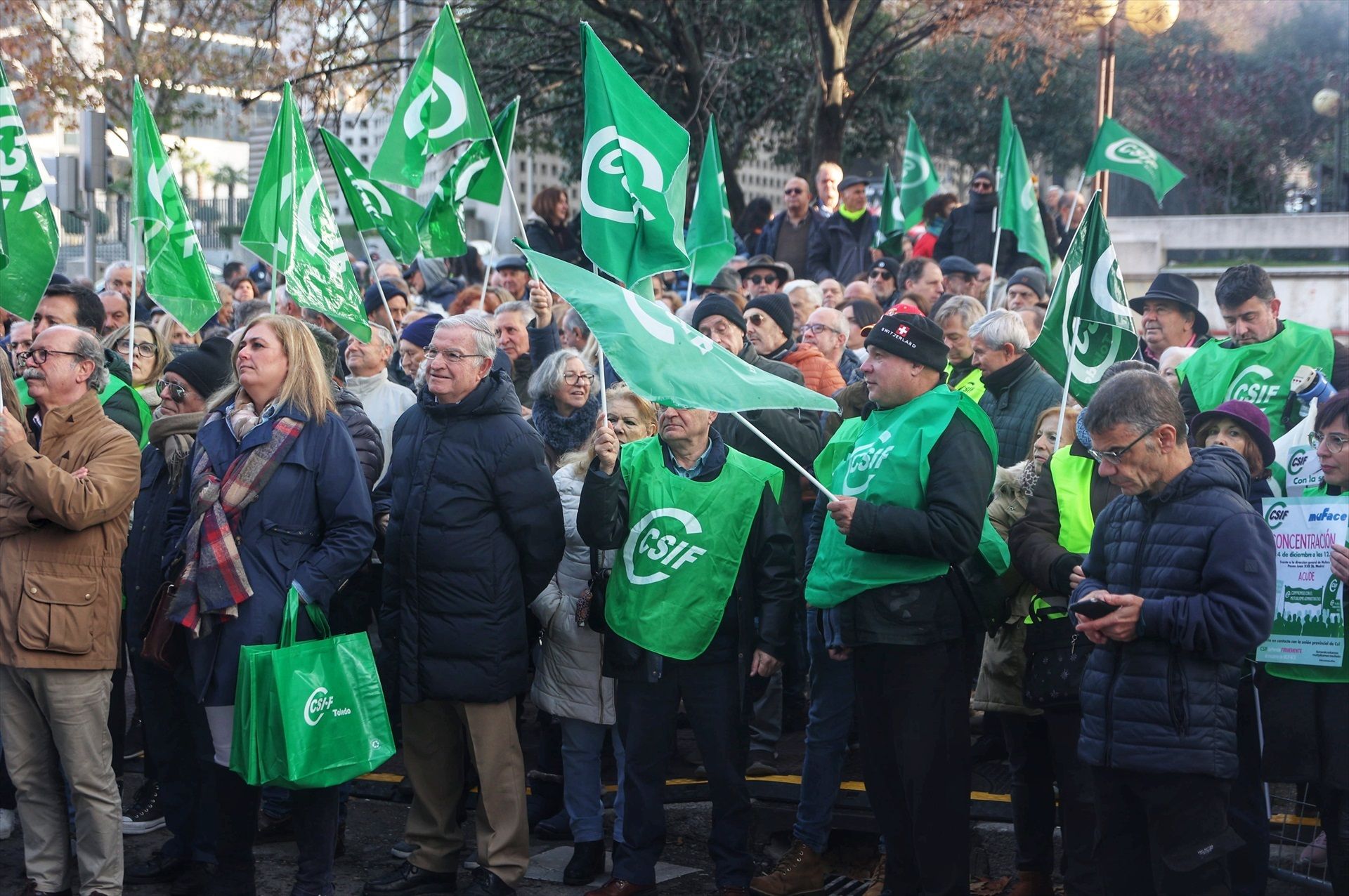 Afiliados a Jupol y miembros de la Asociación de Diplomáticos Españoles participaron en la manifestación de funcionarios celebrada el 14 de diciembre para exigir solución a los problemas de Muface. Foto: Europa Press /Ricardo Rubio.