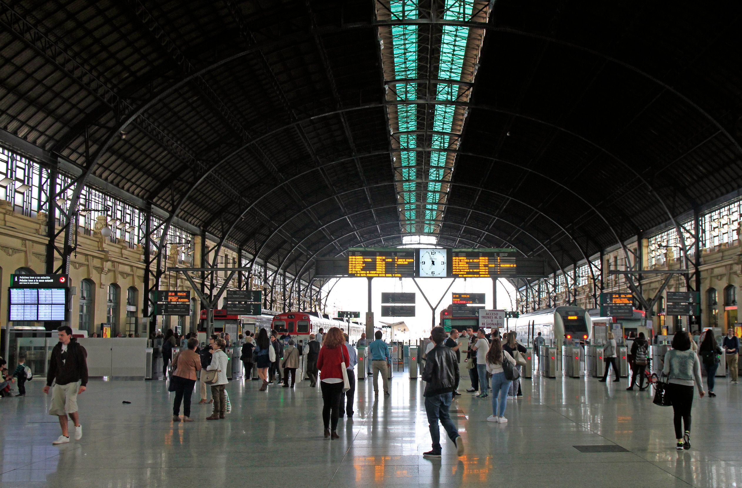 Hall principal de la estación de tren del norte en Valencia.