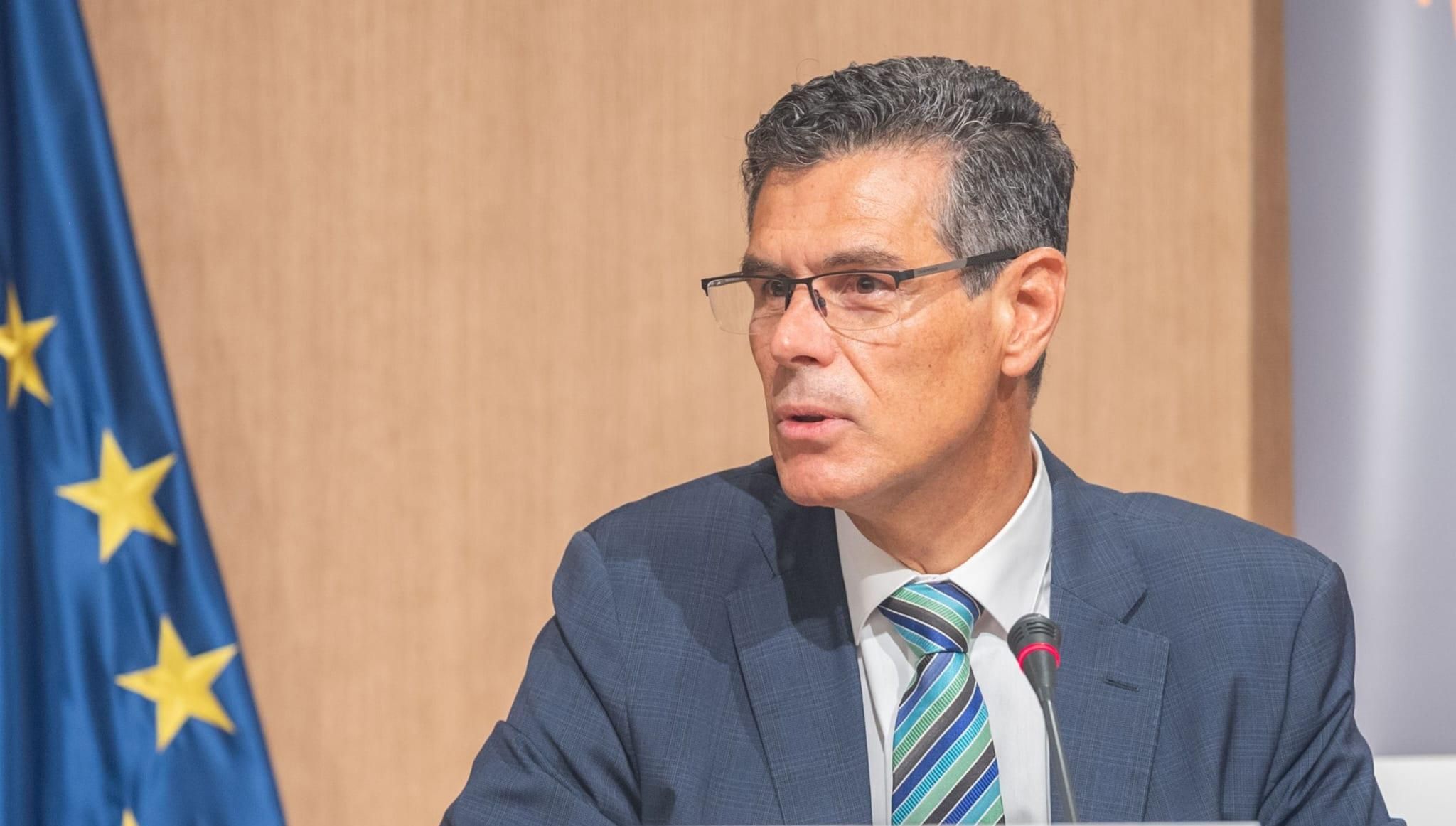 Alberto Virella, presidente de ADE, explica que sin cobertura de salud los empleados públicos del servicio exterior están en peligro.