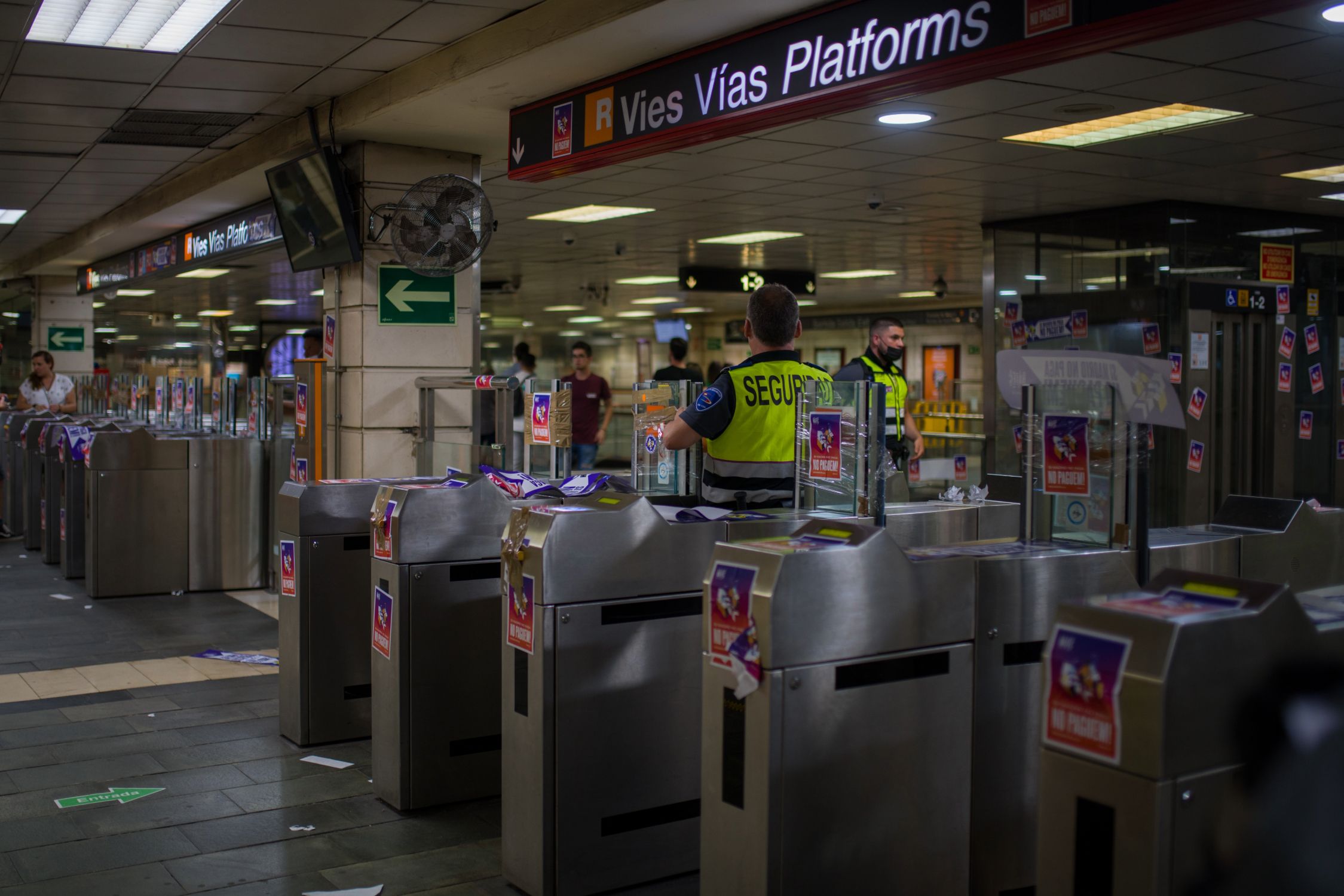 Un vigilante de seguridad controla los tornos de la estación de plaza de Catalunya del metro de Barcelona | Foto: Lorena Sopêna / Europa Press