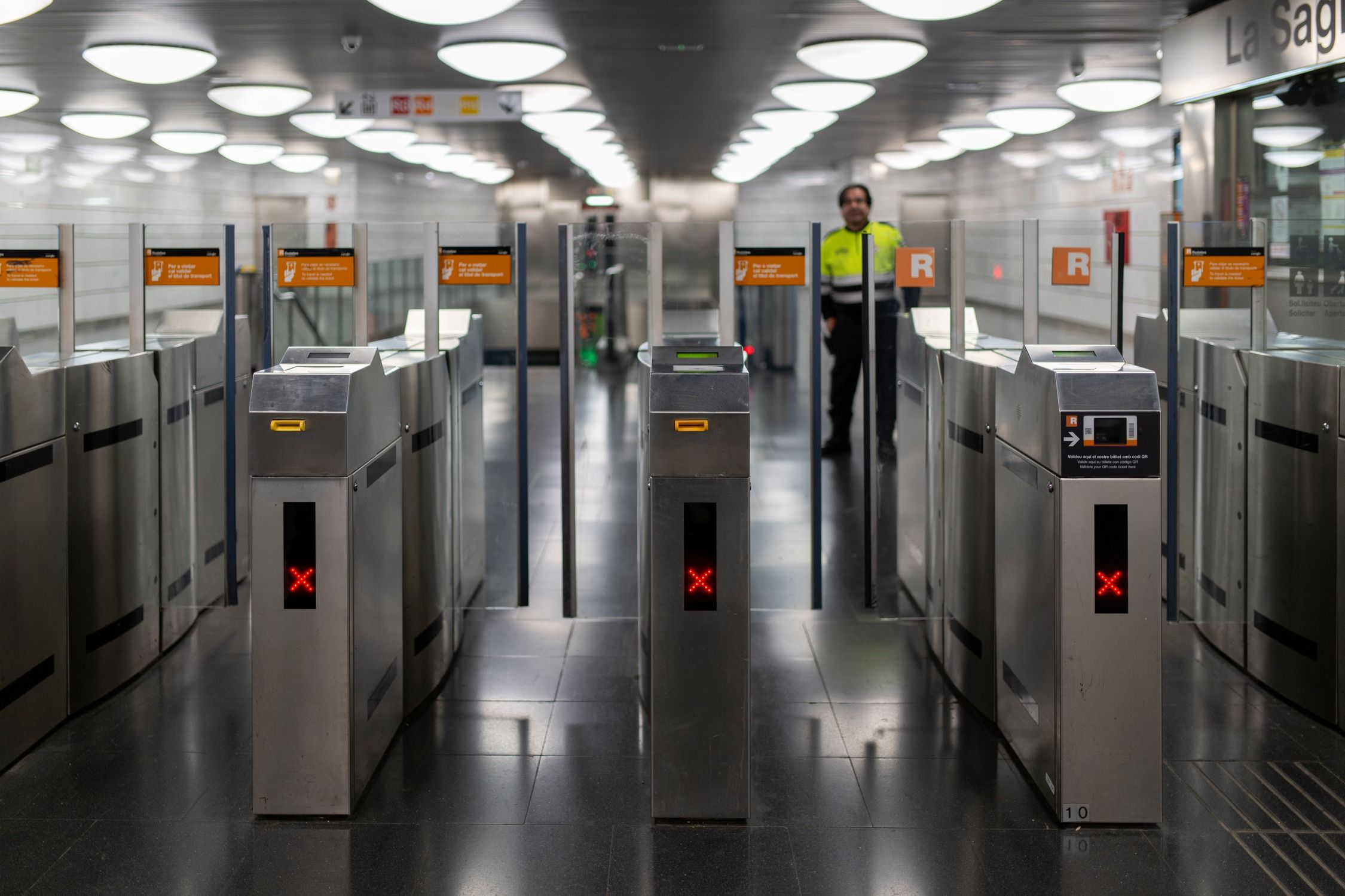 Vigilante de seguridad en la estación de Renfe y Metro 'La Sagrera' de Barcelona | Foto: Lorena Sopêna/Europa Press