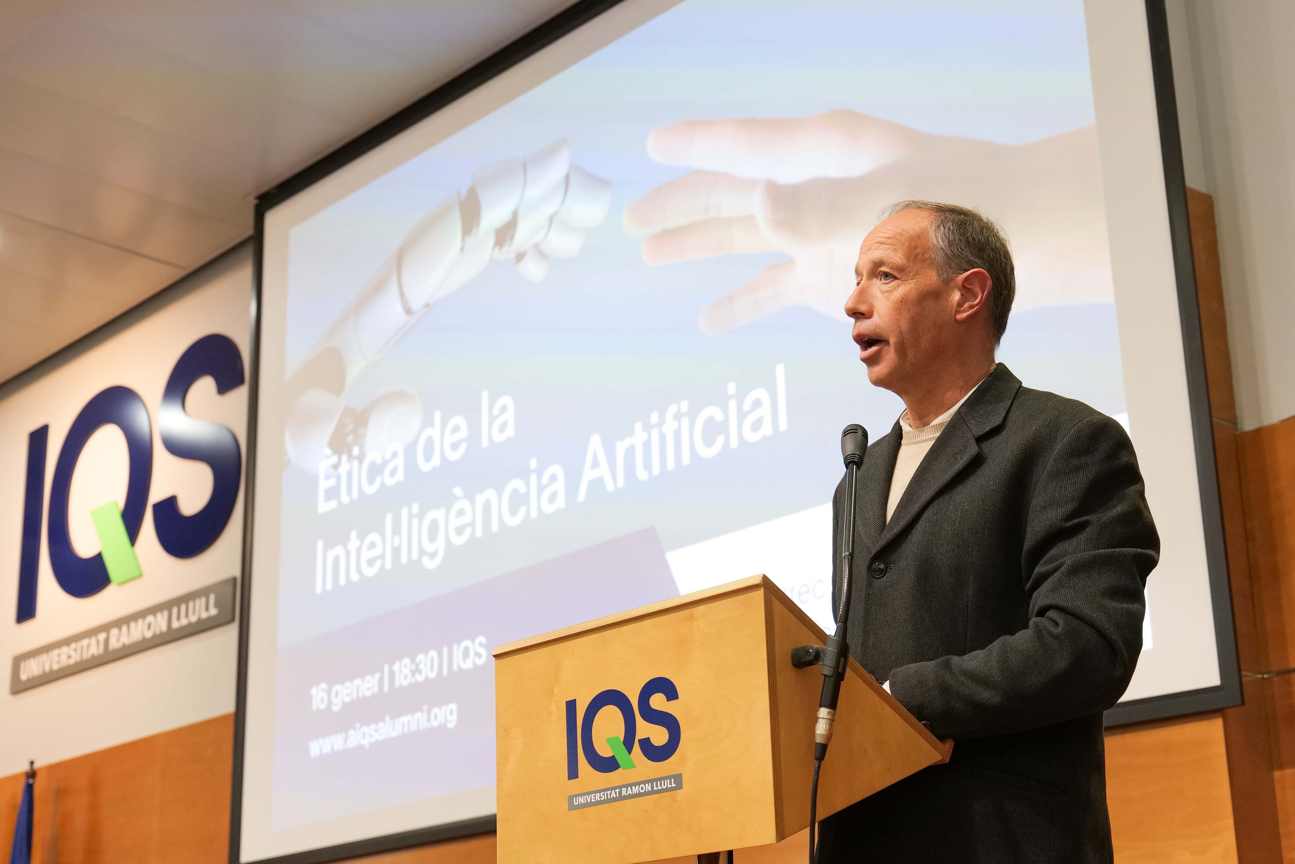 Francesc Torralba, durante la conferencia 'Ética de la inteligencia artificial', el pasado 16 de enero, en IQS. En la ponencia abordó las dos miradas ante la IA.