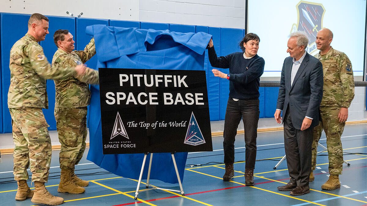 La base de Thule se rebautizó como base espacial Pituffik por el jefe de la Fuerza Espacial, general Saltzman, la ministra de Exteriores de Groenlandia, Vivian Motzfeldt, y el embajador de Washington en Dinamarca, Alan Leventhal. Foto: US SpaceForce.