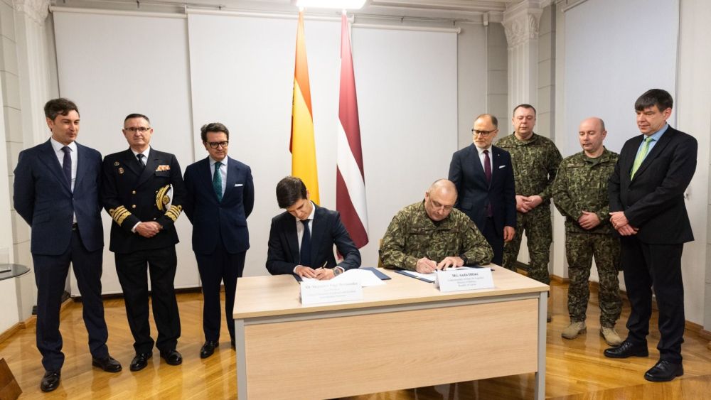 Acto de la firma del contrato entre el Ministerio de Defensa de la República de Letonia y General Dynamics European Land Systems-Santa Bárbara Sistemas