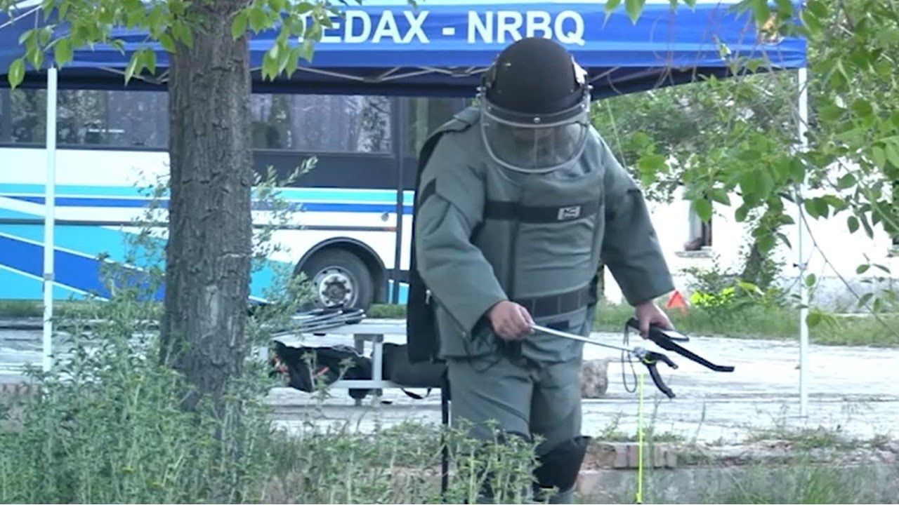 Imagen de un tedax desactivando un explosivo.