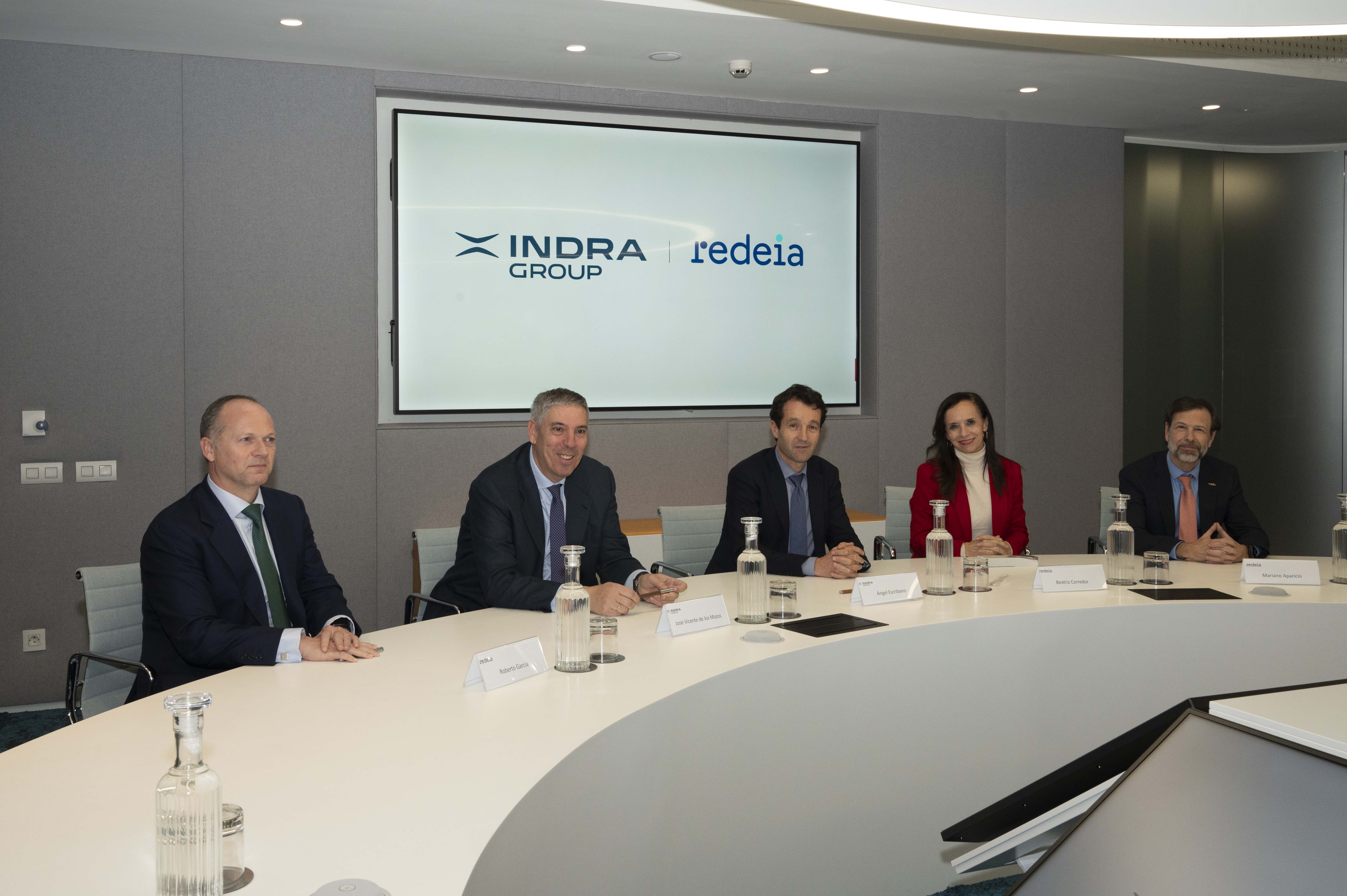 Imagen de la firma del acuerdo entre Indra Group y Redeia Corporación.
