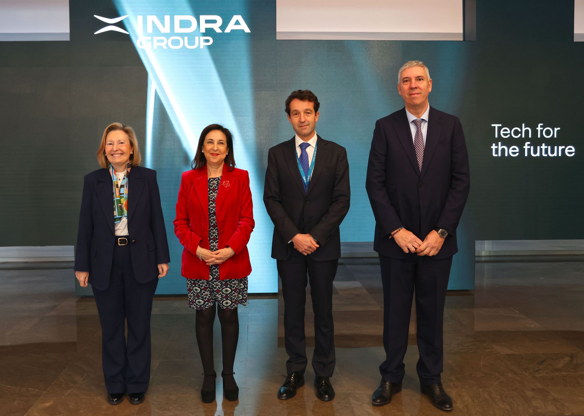 De izquierda a derecha, Amparo Valcarce, Margarita Robles, Javier Escribano y José Vicente de los Mozos en la reunión celebrada en Indra.
