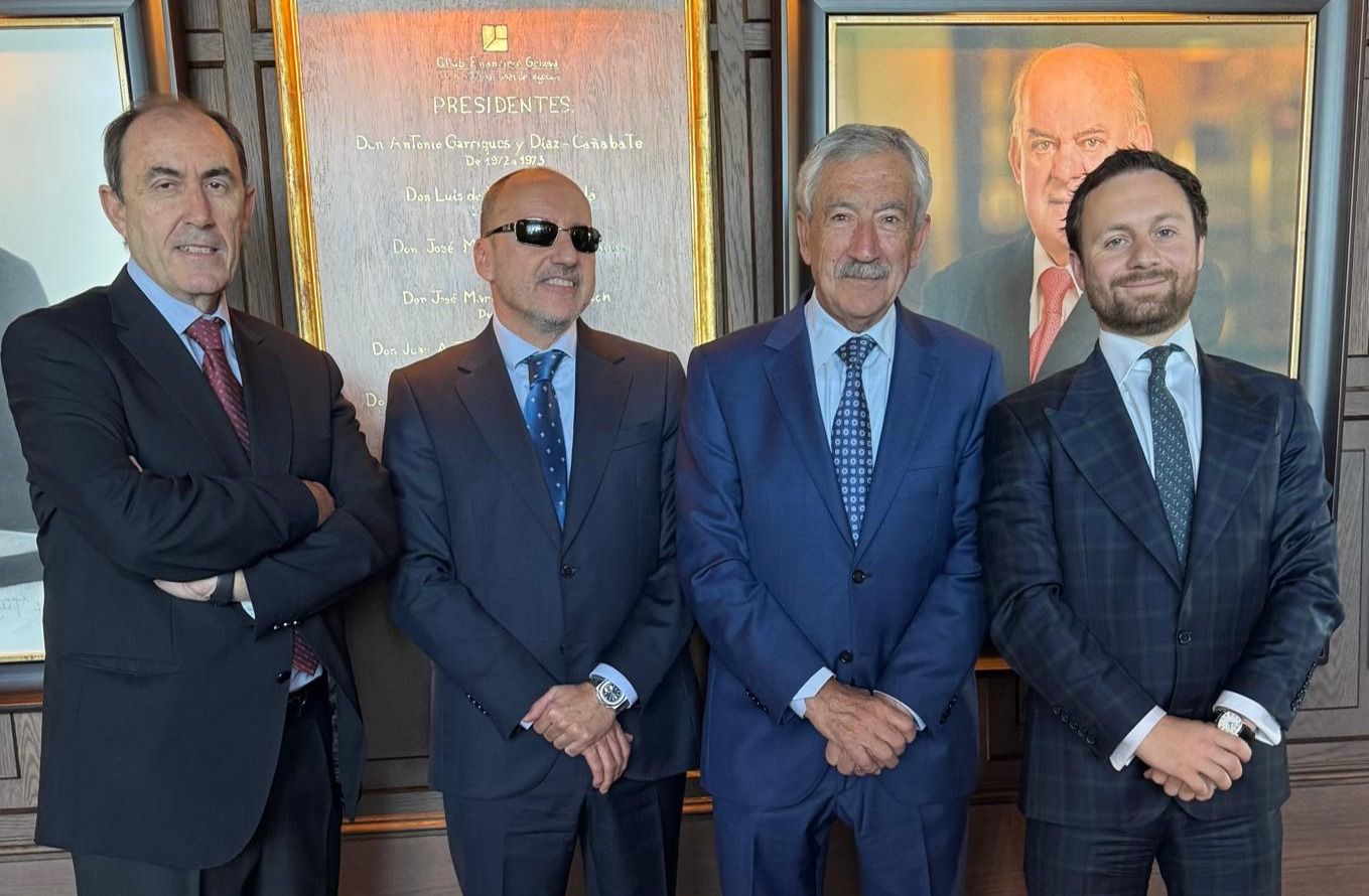 Mauricio Fernández, editor de ED; Carlos Rubén Fernández, presidente del Foro de Cultura; Gerardo Sánchez Revenga, presidente de AESMIDE, y Yago González, CEO de Prestomedia.