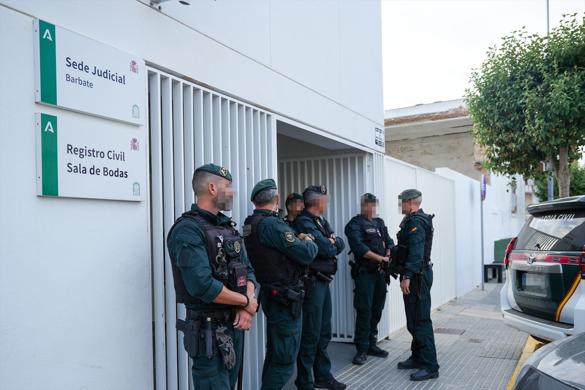 Entrada de los juzgados de Barbate custodiada por guardias civiles. Foto: Europa Press / Francisco J. Olmo 