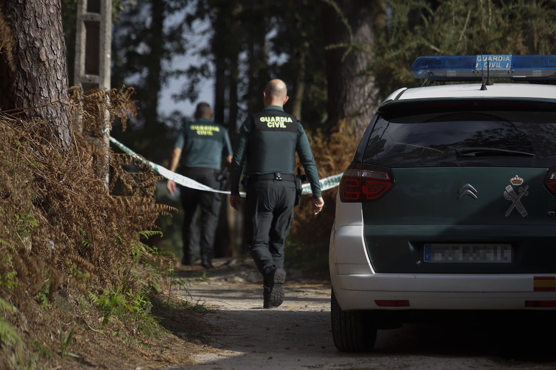 Agentes de la Guardia Civil investigan la muerte violenta de una mujer en Pontevedra. Foto: Europa Press / Archivo.
