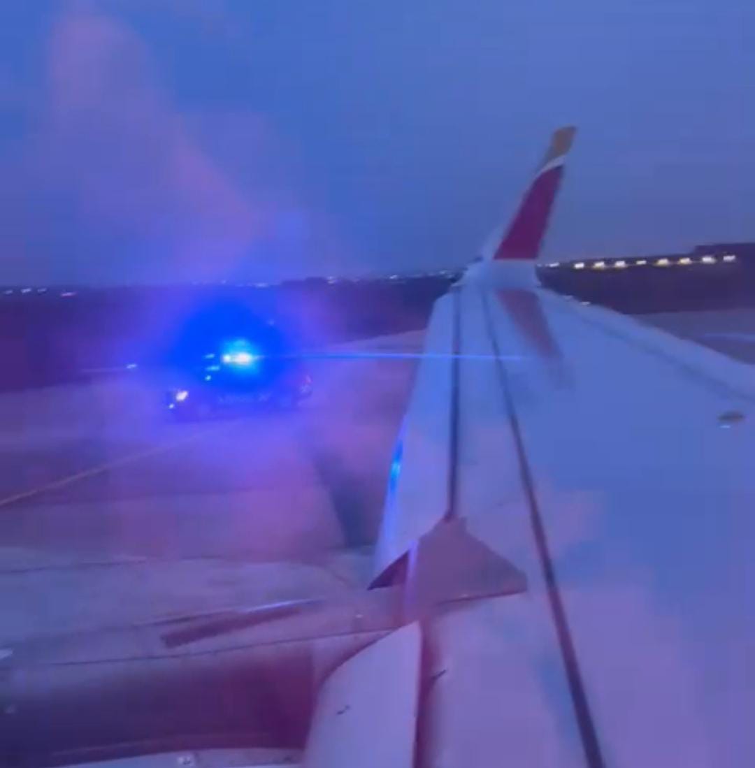 Servicios de emergencia en la pista del aeropuerto de Orly atendiendo a un pasajero que saltó al vacío en pleno despegue | Foto: Escudo Digital