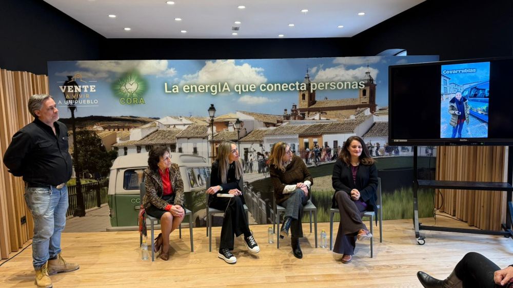 Imagen de la presentación de CORA, la primera IA que ayudará a los solteros de los pueblos a encontrar la pareja ideal. Imagen de la presentación de CORA, la primera IA que ayudará a los solteros de los pueblos a encontrar la pareja ideal.