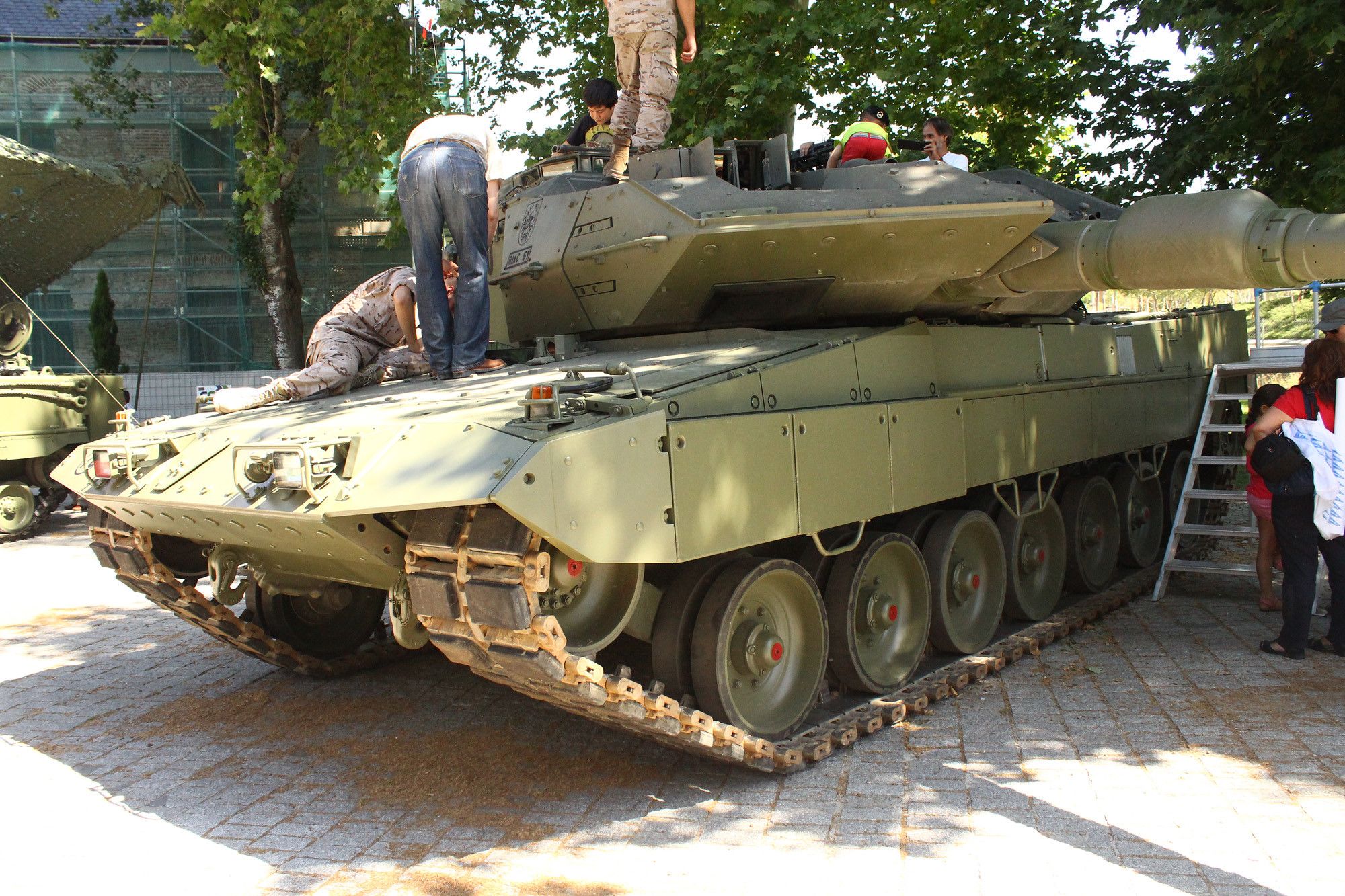 Ejemplo de armamento español: carro de combate Leopardo 2E, del Regimiento de Infantería Acorazada "Alcázar de Toledo" nº61 del Ejército de Tierra. Foto: Defensa.