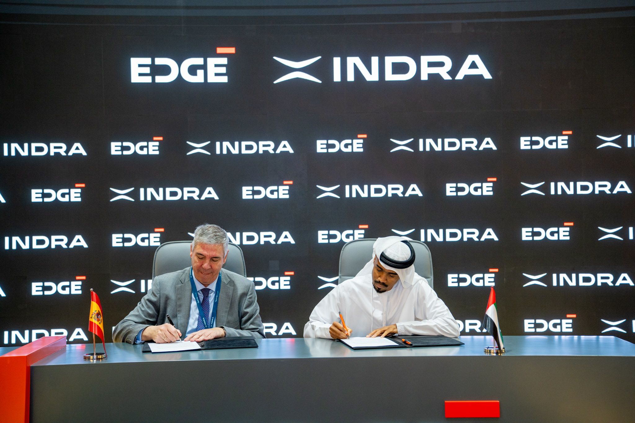 Imagen de la firma entre Indra y Katim.
