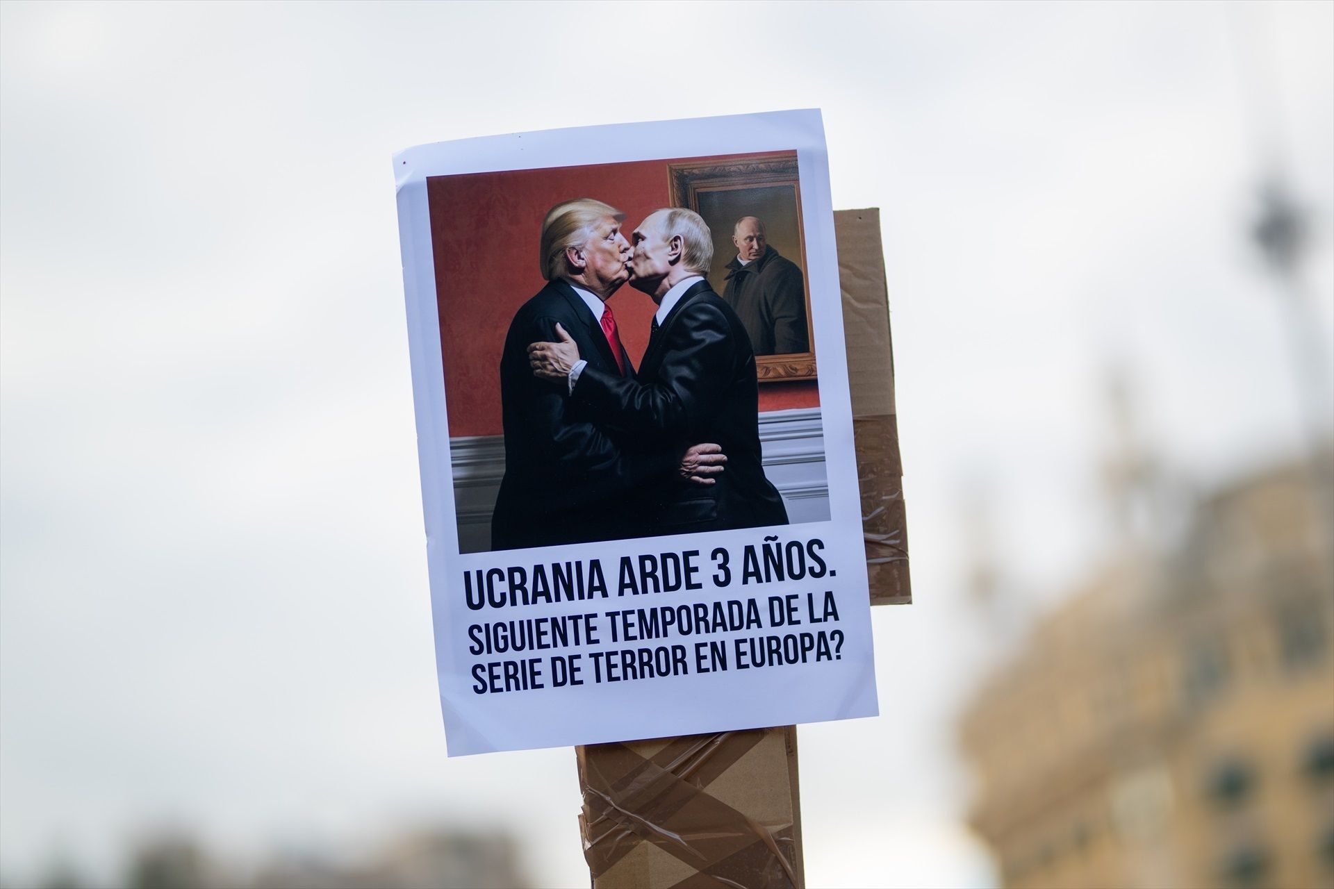 Cartel en la manifestación de apoyo a Ucrania del 23 de febrero en Barcelona. Foto: Europa Press / Lorena Sopena.