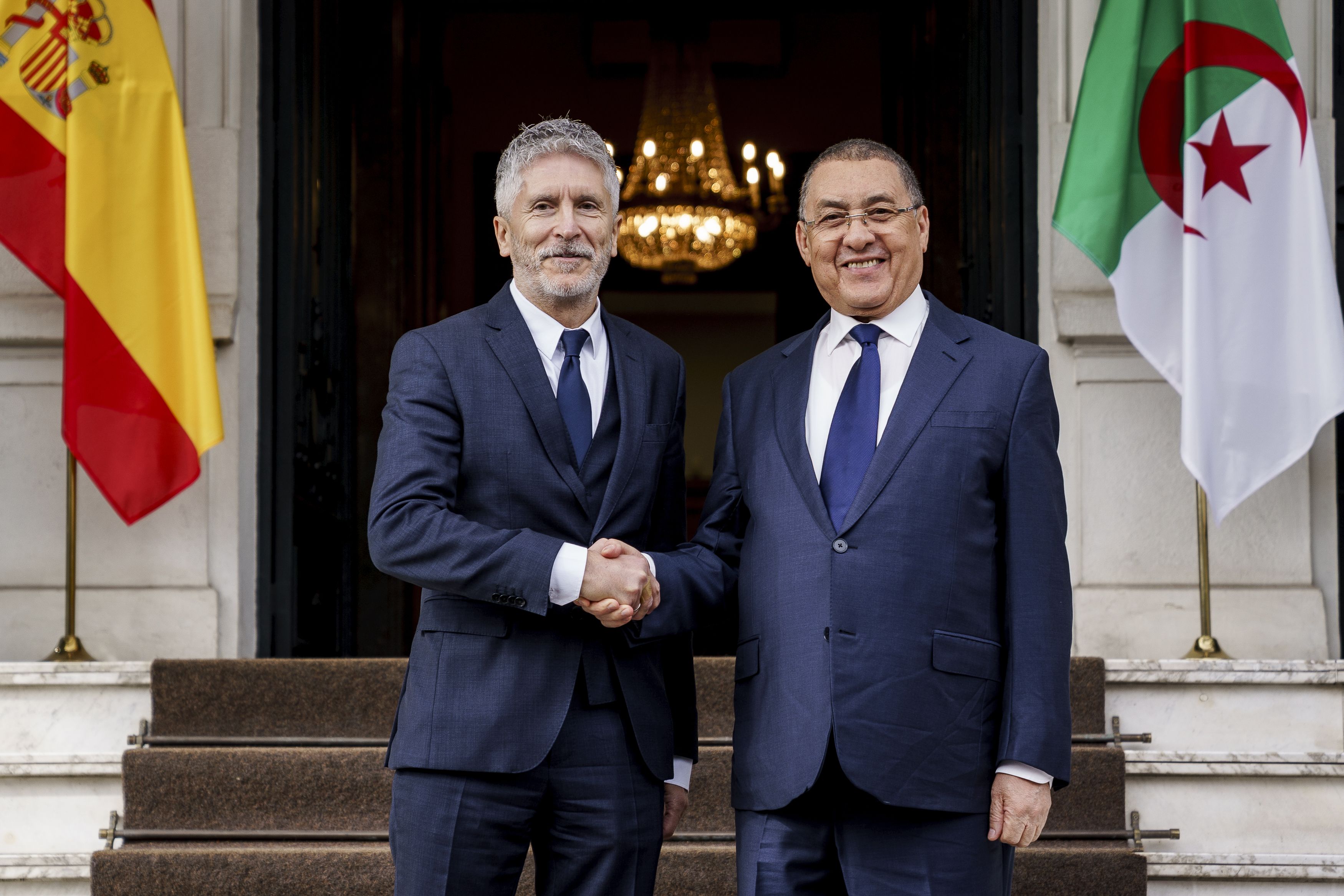 El ministro del Interior, Fernando Grande-Marlaska, recibe al ministro del Interior de Argelia, Brahim Merad (d), en la sede del Ministerio | Foto: A. Pérez Meca/Europa Press