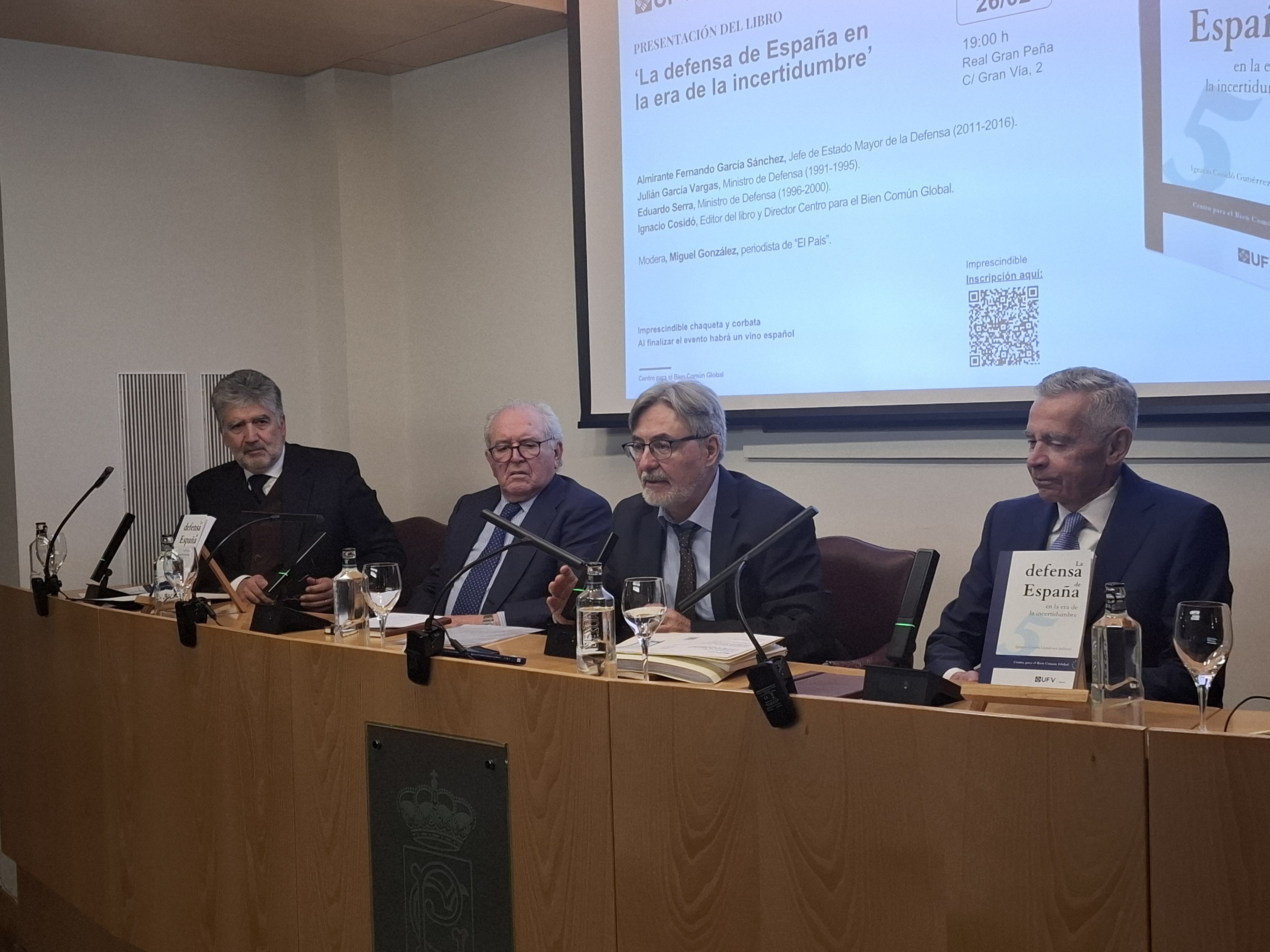 Ignacio Cosidó, Eduardo Serra, Miguel González y Fernando García Sánchez. Posteriormente se unió Julián García Vargas a la presentación del libro.