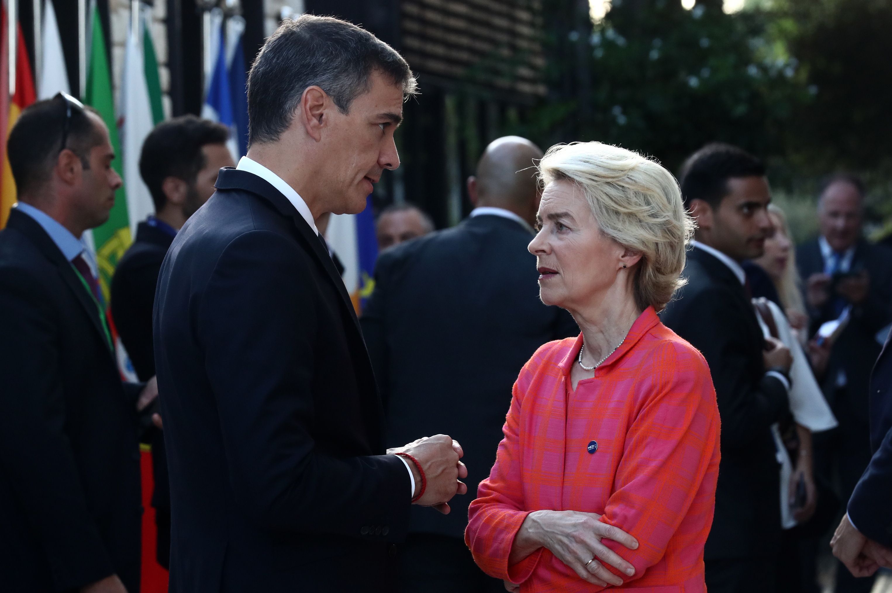 El presidente del Gobierno, Pedro Sánchez y la presidenta de la Comisión Europea, Ursula Von der Leyen, durante la Cumbre del MED9 en Pafos (Chipre). Foto: Pool Moncloa / Fernando Calvo - EuropaPress.