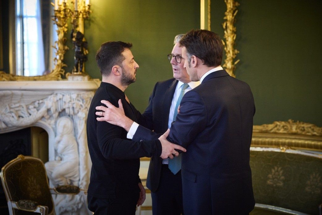El primer ministro de Reino Unido, Keir Starmer, con los presidentes de Ucrania y Francia, Volodimir Zelenski y Emmanuel Macron. Foto: EuropaPress.