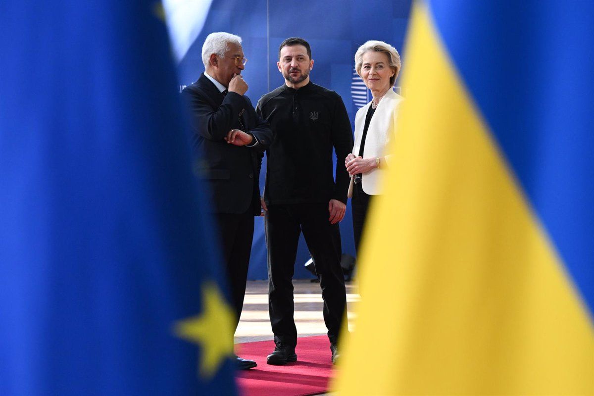El presidente de Ucrania, Volodimir Zelenski, recibido en Bruselas por Ursula von der Leyen y António Costa. Foto: Europa Press.