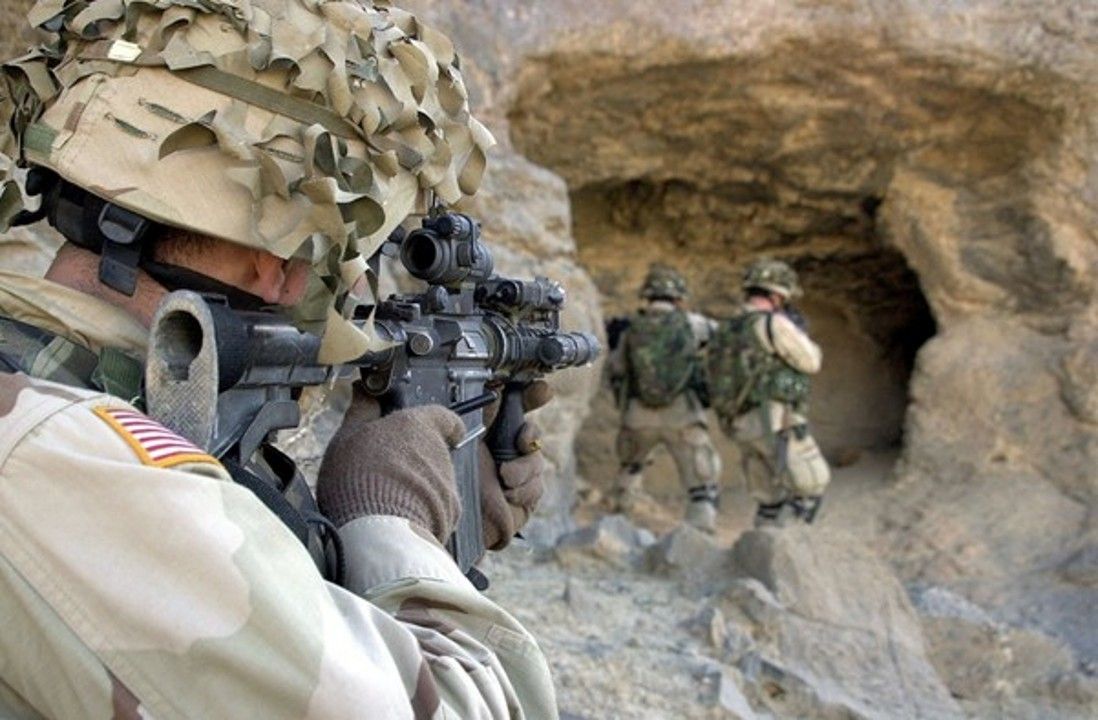 Soldados norteamericanos entrando en una cueva de Afganistán. Foto: US Army / Leopold Medina Jr.