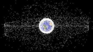 Imagen de la basura espacial y objetos construidos por el hombre que orbitan alrededor de la tierra. Fuente: NASA. Imagen de la basura espacial y objetos construidos por el hombre que orbitan alrededor de la tierra. Fuente: NASA.