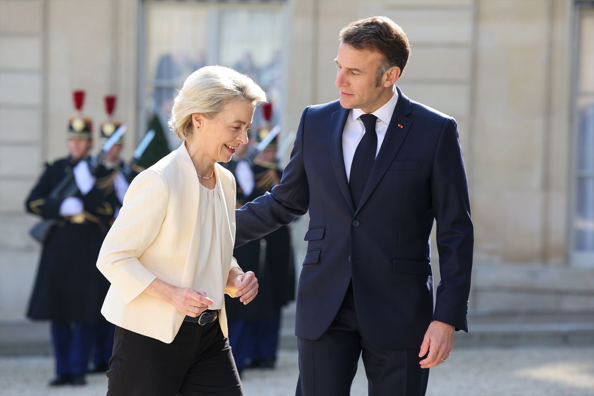 Ursula von der Leyen, junto a Emmanuel Macron, en la cumbre de líderes europeos en París sobre la coalición de voluntarios. Solo Francia y Reino Unido dispuestos a intervenir militarmente en Ucrania. Foto: Christophe Licoppe.