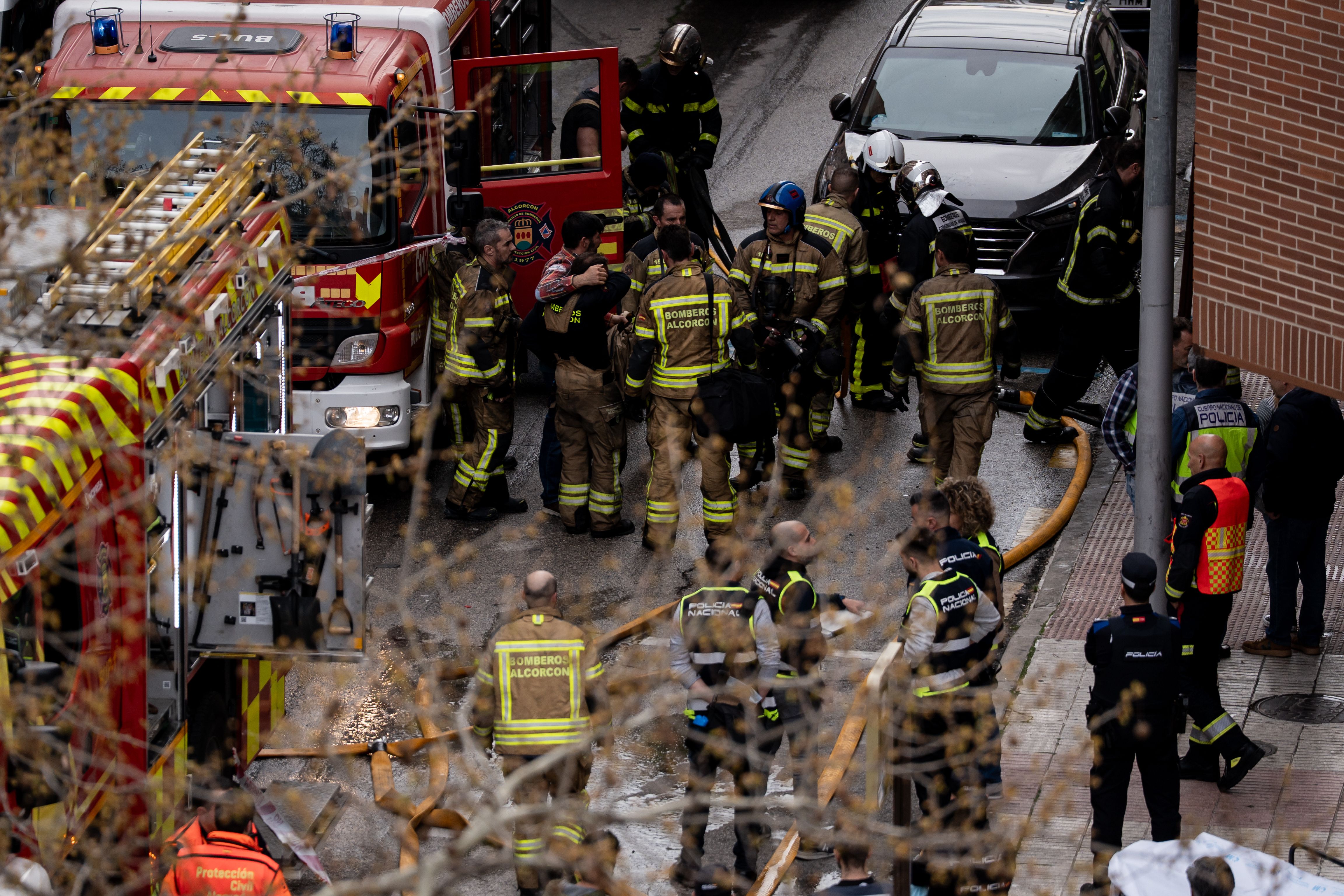 Varios bomberos interviniendo en el incendio de un garaje subterráneo de Alcorcón | Foto: Jon Imanol Reino