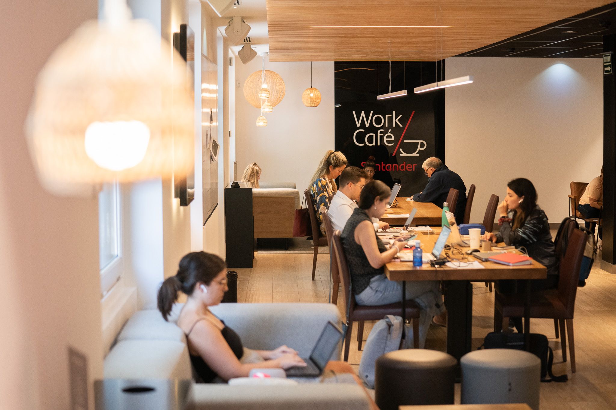 El coworking evoluciona en la era digital: así es workcafe.es del Banco Santander
