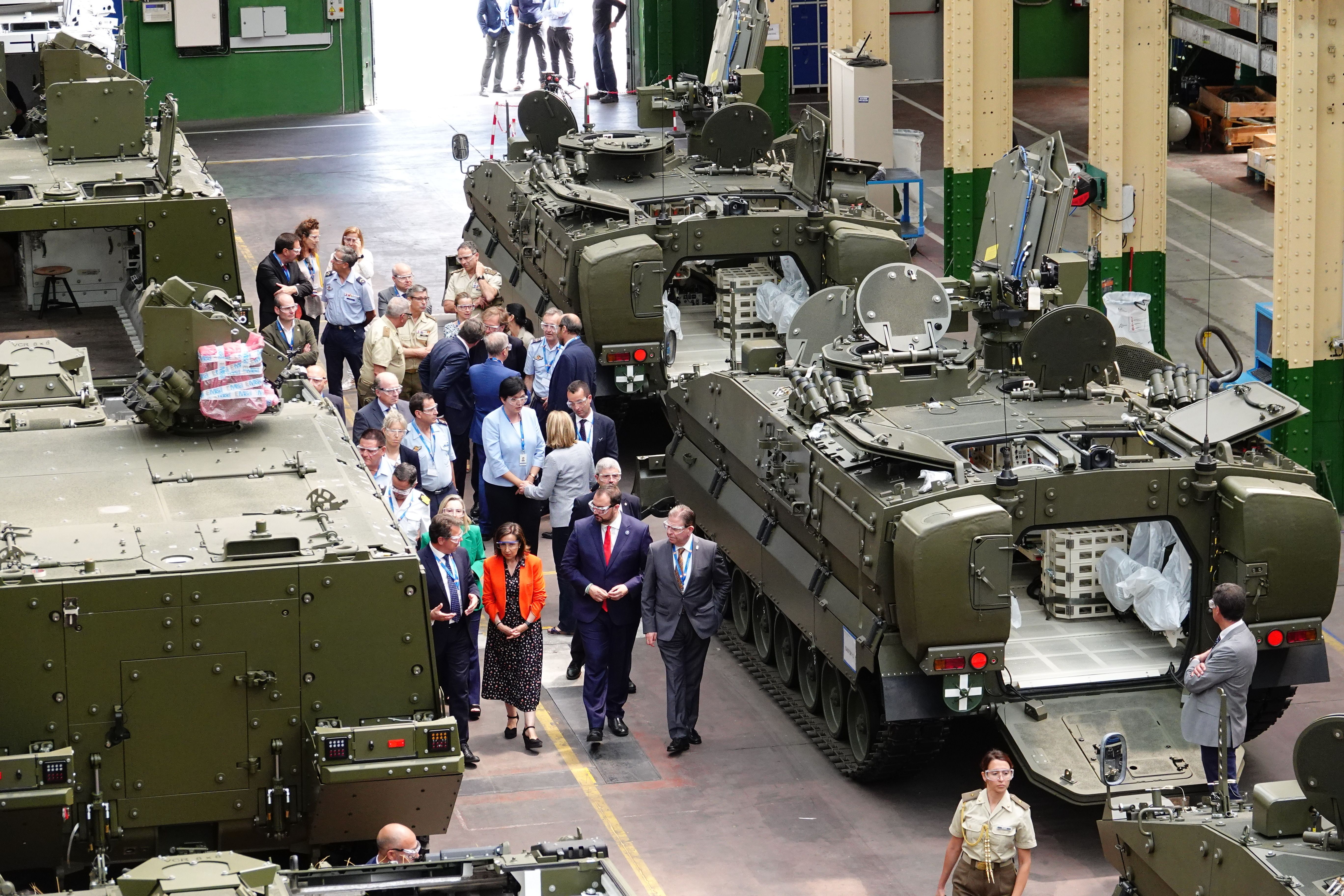 La ministra de Defensa, Margarita Robles, y el presidente del Principado, Adrián Barbón, durante una visita a la fábrica de Santa Bárbara Sistemas en Trubia, donde se fabrican los 8x8 Dragón para el Ejército español | Foto: Xuan Cueto/Europa Press