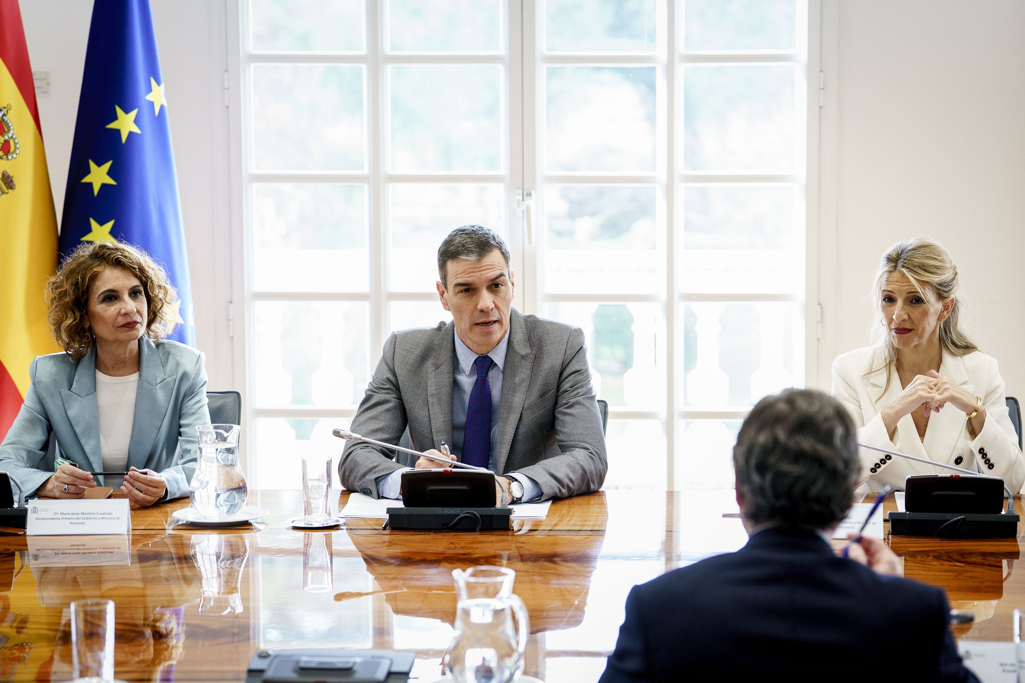 a vicepresidenta primera del Gobierno y ministra de Hacienda, María Jesús Montero; el presidente del Gobierno, Pedro Sánchez y la vicepresidenta segunda y ministra de Trabajo y Economía Social, Yolanda Díaz. Foto: A. Pérez Meca / Europa Press. 