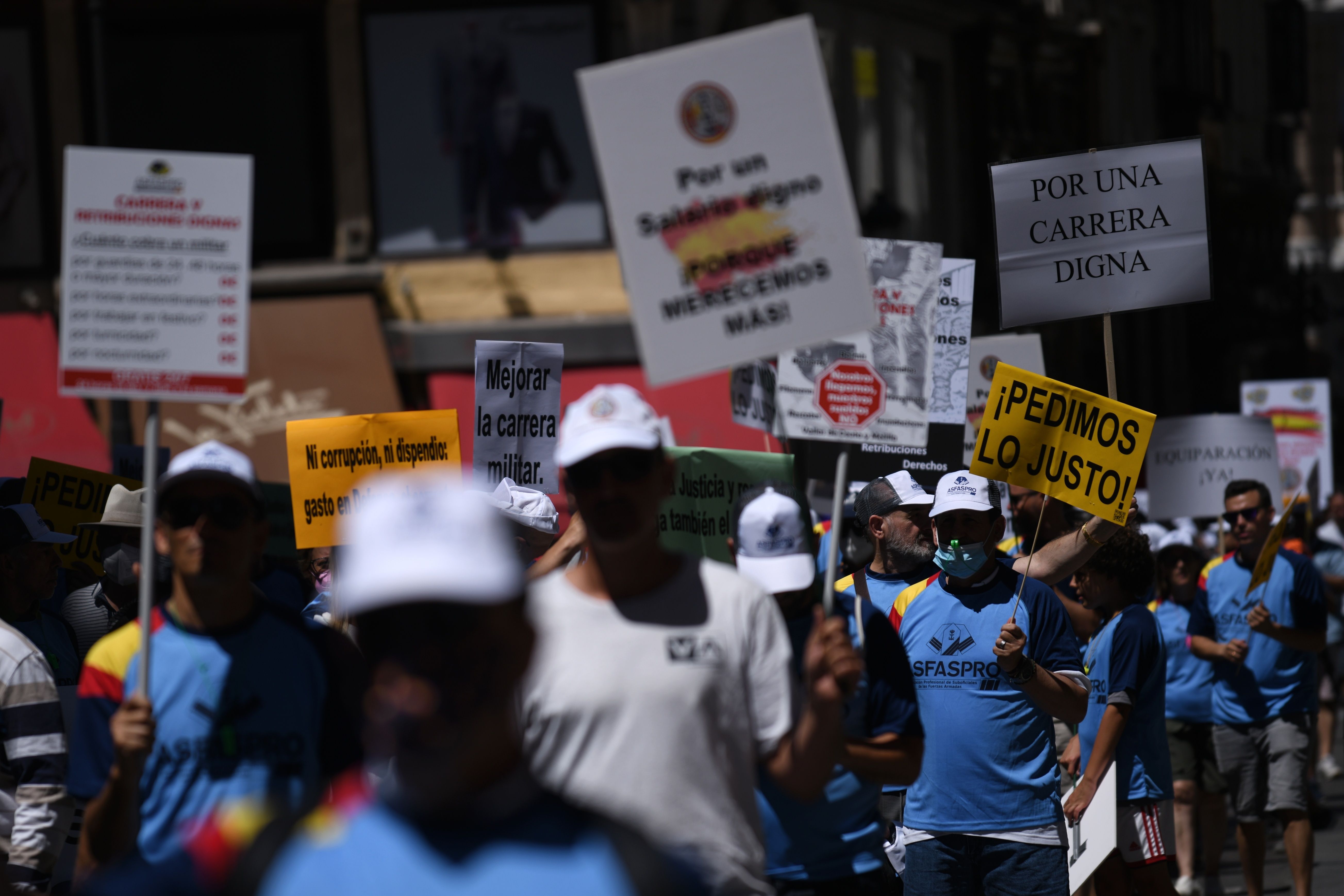 Militares se movilizan para exigir que el aumento del gasto en defensa mejore sus condiciones