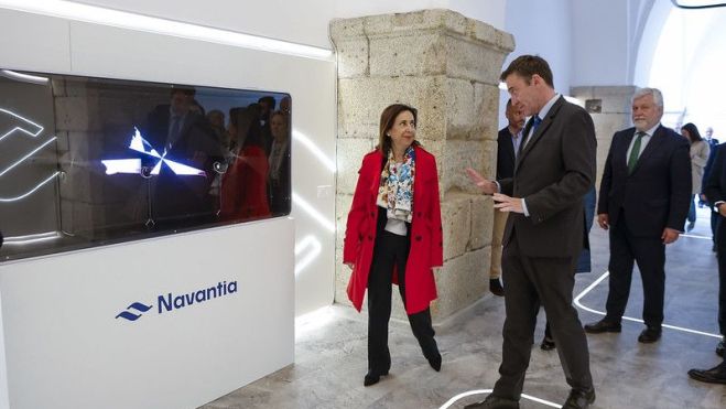 La ministra de Defensa con el presidente de Navantia, Ricardo Domínguez.