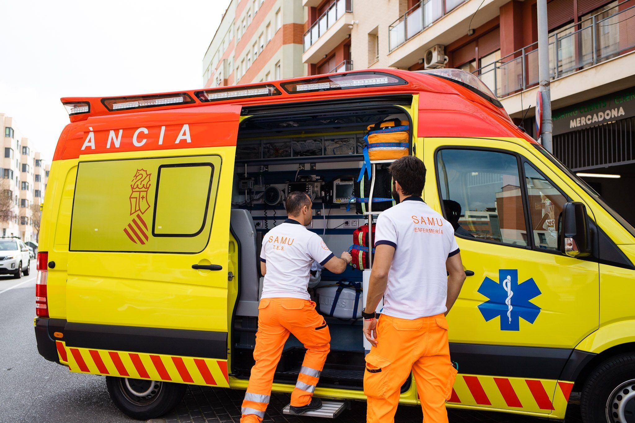 Sanitarios junto a una ambulancia de la Comunidad Valenciana | Foto: COENV Sanitarios junto a una ambulancia de la Comunidad Valenciana | Foto: COENV