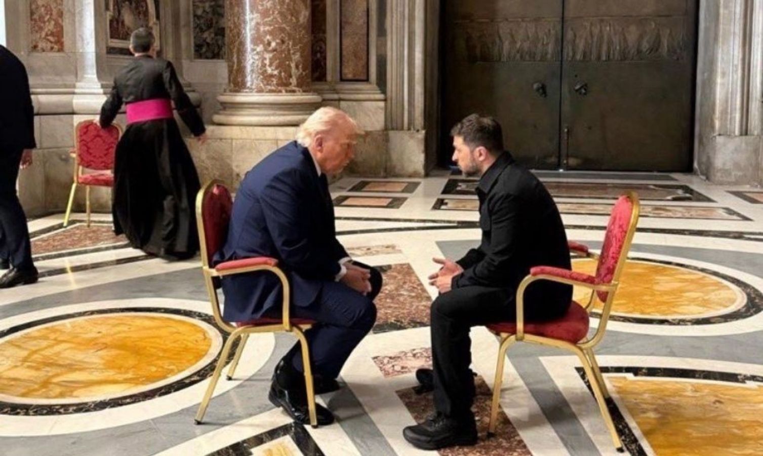 Donald Trump y Volodímir Zelenski en la Basílica de San Pedro antes de asistir al funeral del Papa Francisco | Foto: Presidencia de Ucrania