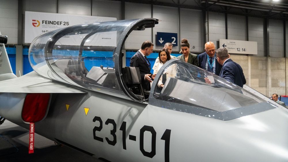 Margarita Robles durante su visita al stand de Turkish Aerospace Industries (TAI) en FEINDEF junto al TAI Hürjet