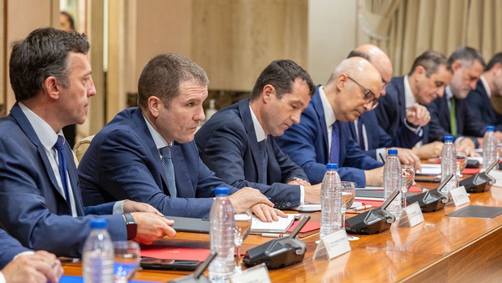 Ricardo Domínguez, presidente de Navantia, junto a los hermanos Escribano, Javier (em&e group) y Ángel (Indra), respectivamente, entre otros directivos. Ricardo Domínguez, presidente de Navantia, junto a los hermanos Escribano, Javier (em&e group) y Ángel (Indra), respectivamente, entre otros directivos.