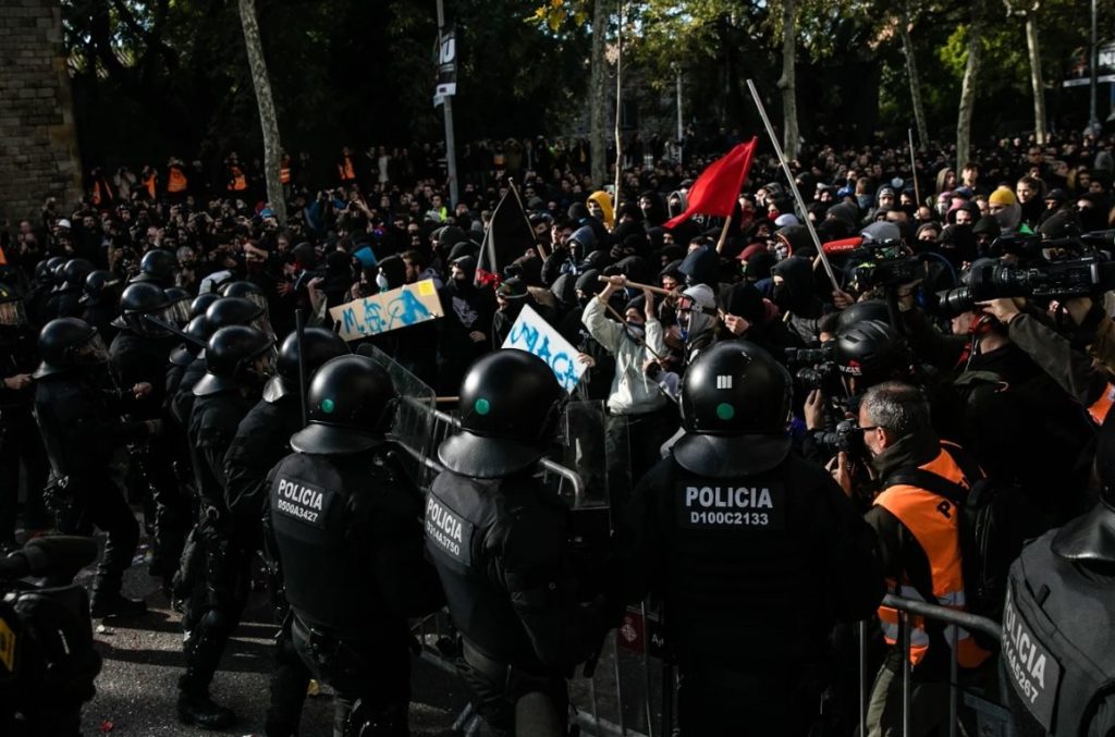 Mosos de Escuadra en una manifestación independentista